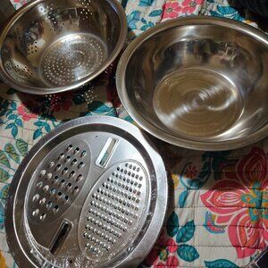 New 3 Piece Slicer/Grater with Strainer and Mixing Bowl